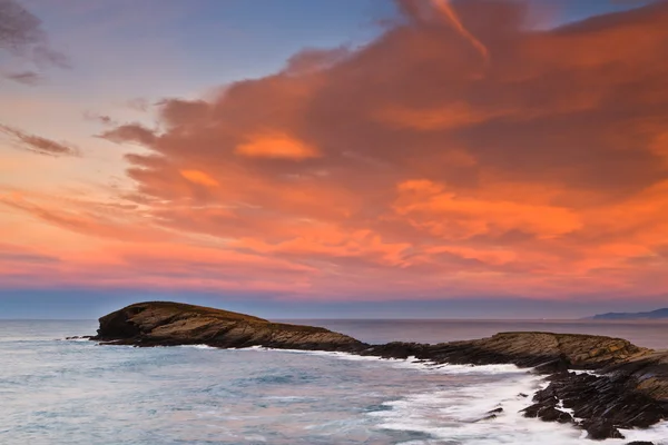 Wunderschöner Sonnenuntergang am Meer — Stockfoto
