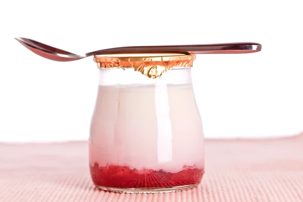 Iogurte de morango com uma colher — Fotografia de Stock