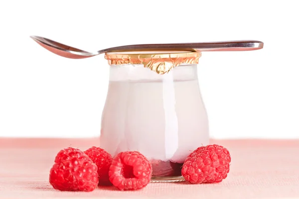 Hallon yoghurt med en sked — Stockfoto