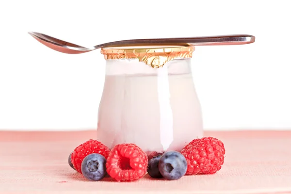 Jogurt i świeże maliny i jagody — Zdjęcie stockowe