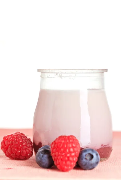 Yogurt and fresh raspberries and blueberries — Stock Photo, Image