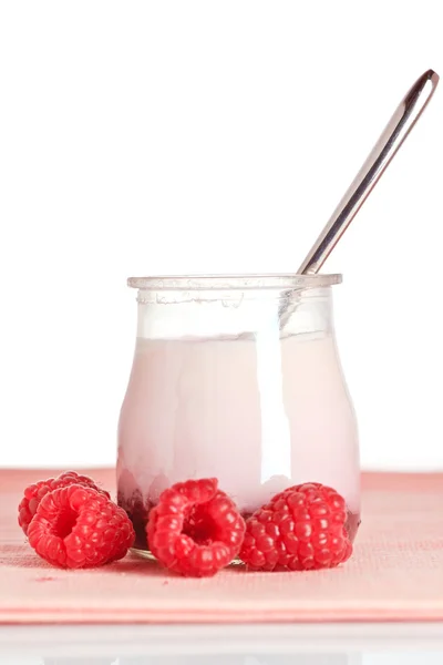 Maliny jogurt z łyżką — Zdjęcie stockowe