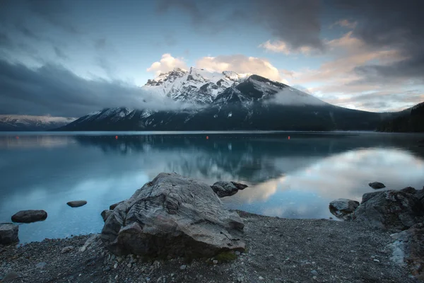 Lago Minnewanka, Parque Nacional de Banff — Fotografia de Stock