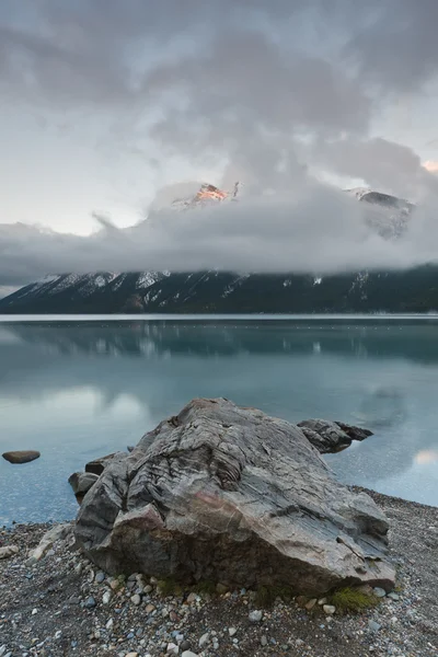 Озеро Minnewanka, Banff Національний парк — стокове фото