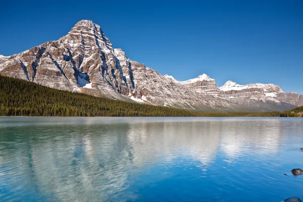 Monte Chephren y Lago de las Aves Acuáticas, Canadá — Foto de Stock