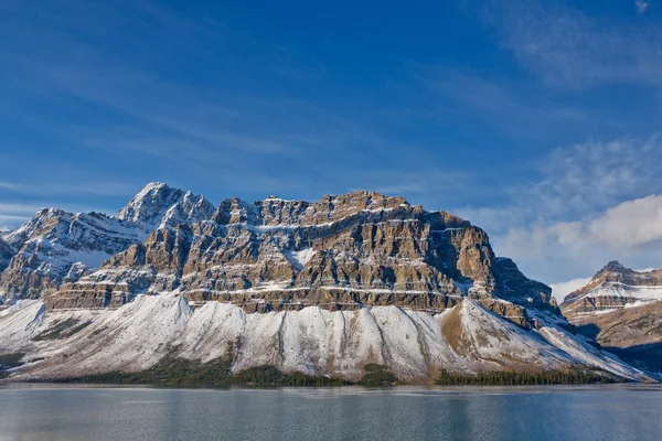 Lago di montagna e fiocco crowfoot, canada — Foto Stock