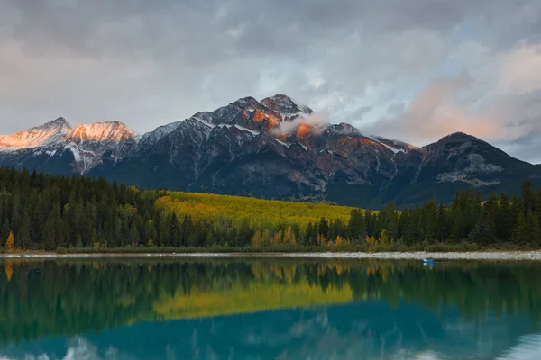 Patricia λίμνη και πυραμίδα βουνό, Καναδάς — Φωτογραφία Αρχείου