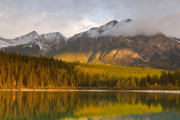 Патриція озеро і гори піраміди, Канада — стокове фото