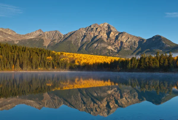 Patricia Lake and Pyramid Mountain, Canadá — Fotografia de Stock