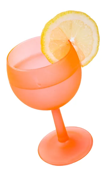 Rött glas med citronskiva (med sökvägen klippning) — Stockfoto