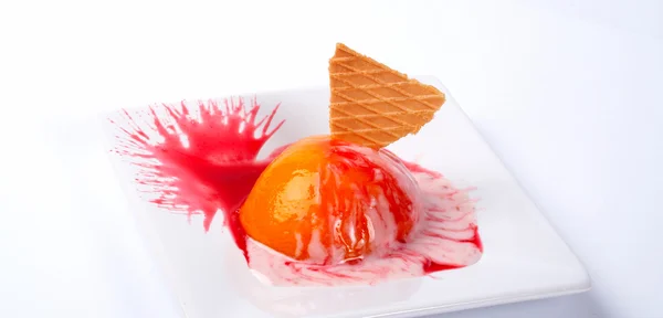 Десерт з персиком, крекером та вершками — стокове фото