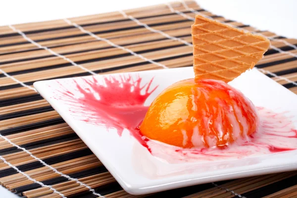 Десерт з персиком, крекером та вершками — стокове фото