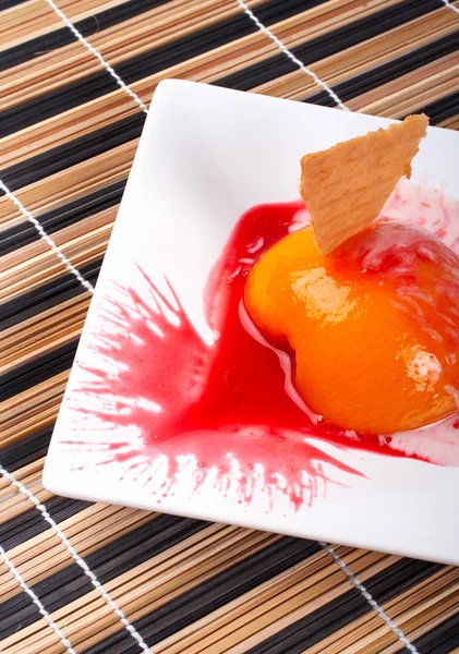 Dessert med persika, knäckt och grädde — Stockfoto