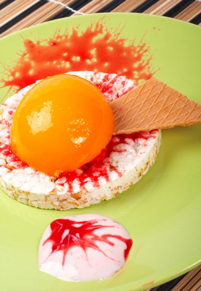 Dessert med persika, knäckt och grädde — Stockfoto