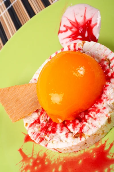 Dessert met perzik, cracker en room — Stockfoto