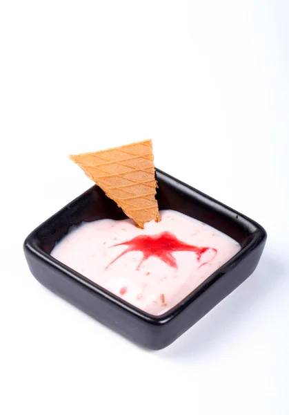 Dessert creamy with cracker on black plate — Stock Photo, Image
