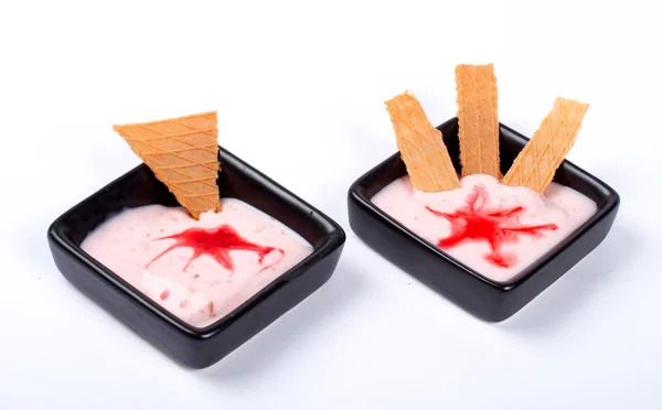 Zwei cremige Desserts, mit Cracker auf schwarzem Teller — Stockfoto