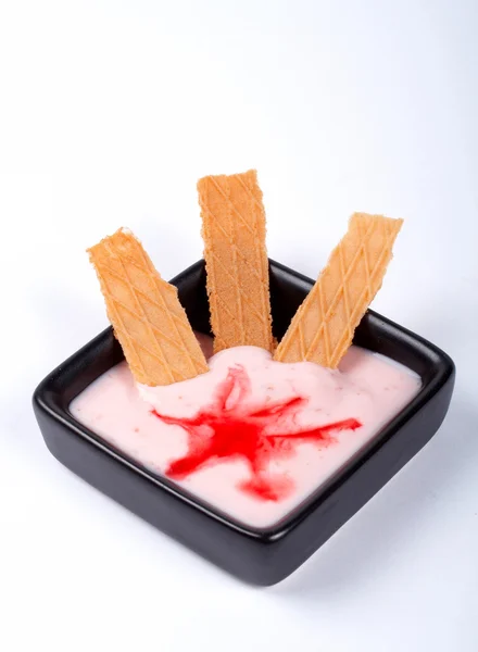 Dessert creamy with cracker on black plate — Stock Photo, Image