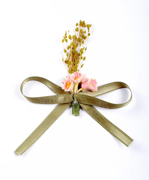Zelená stuha s růžovými květy — Stock fotografie