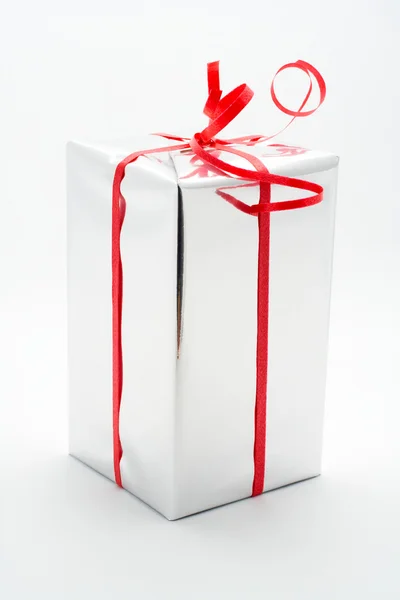 Boîte cadeau fond blanc — Photo