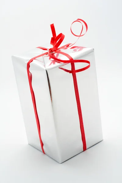 Коробка подарка белый фон — стоковое фото