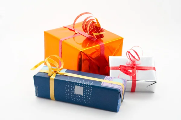 Üç hediye kutuları arka plan beyaz — Stok fotoğraf