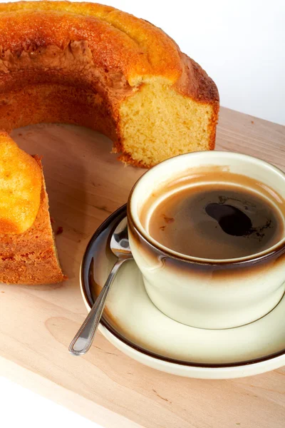 Bir fincan kahve ve ahşap tabak kaşık ile sünger kek — Stok fotoğraf
