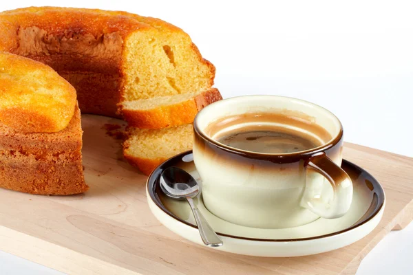 Pastel de esponja con la taza de café y cuchara en el plato de madera — Foto de Stock