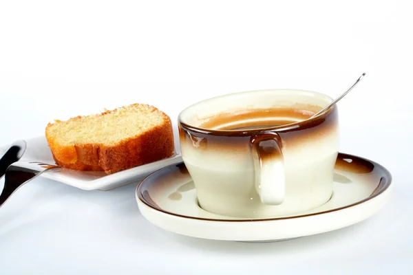 Sponge cake with the cup of coffee, spoon, knife and fork on white ceramic — Stock Photo, Image