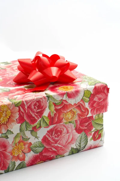 Caixa de presente com fita vermelha, detalhe sobre fundo branco — Fotografia de Stock