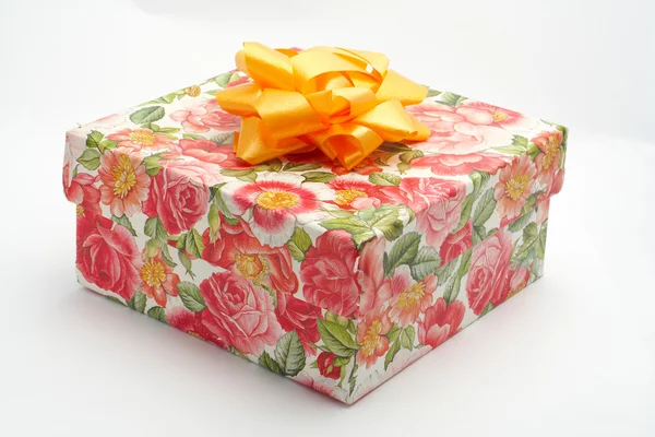 Caja de regalo con cinta amarilla, sobre fondo blanco — Foto de Stock