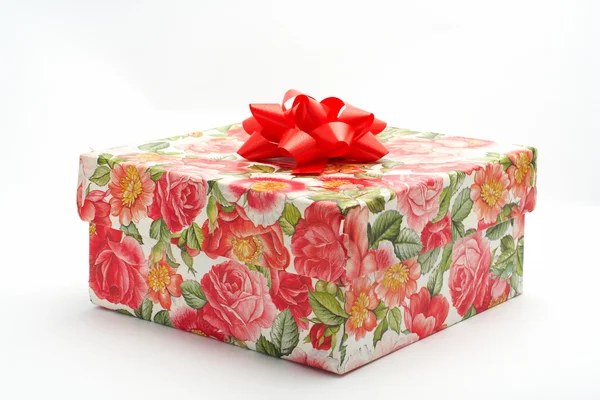 Confezione regalo con nastro rosso — Foto Stock