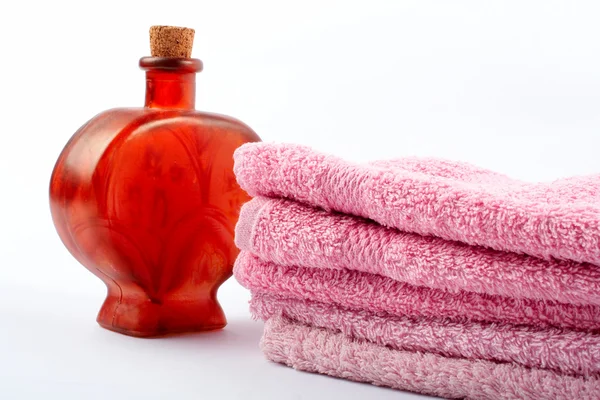 Towels and fragrance bottle — Stock Photo, Image