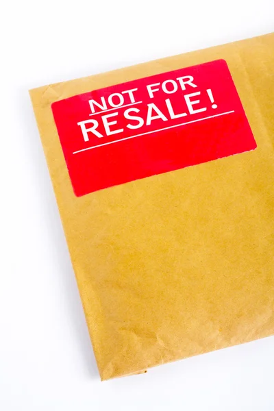 Detail des Umschlags mit rotem Aufkleber: nicht zum Weiterverkauf geeignet — Stockfoto