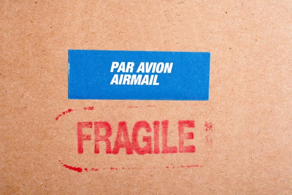 Fragile sur boîte en carton et autocollant — Photo
