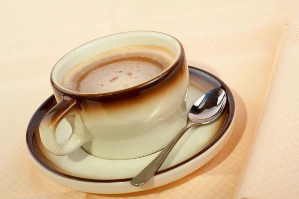 Närbild av en kopp kaffe med sked — Stockfoto