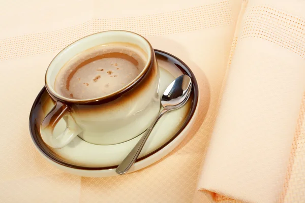 Primo piano di una tazza di caffè con il cucchiaio — Foto Stock