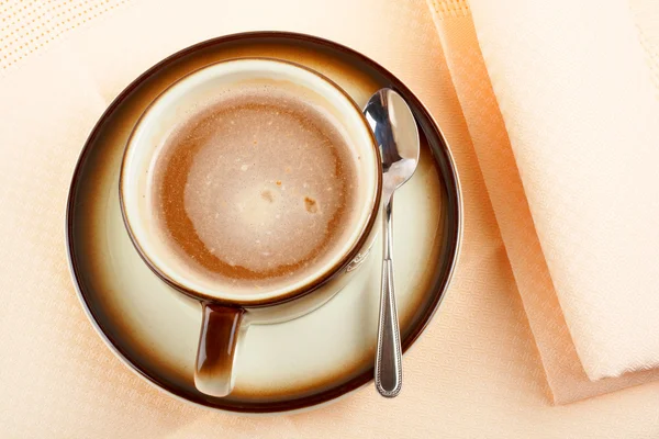 Bliska filiżankę kawy z łyżeczką — Zdjęcie stockowe