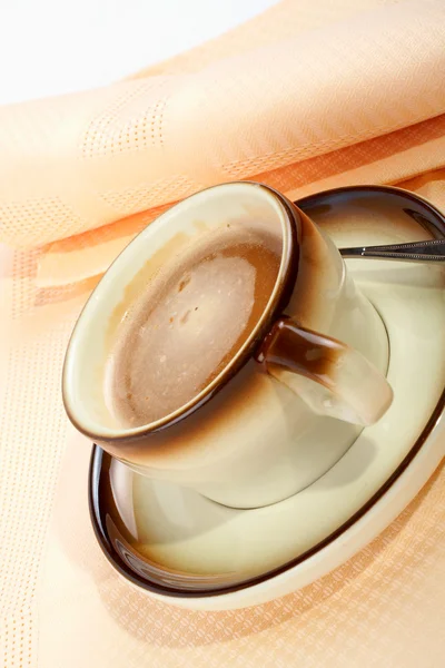 Närbild av en kopp kaffe med sked — Stockfoto