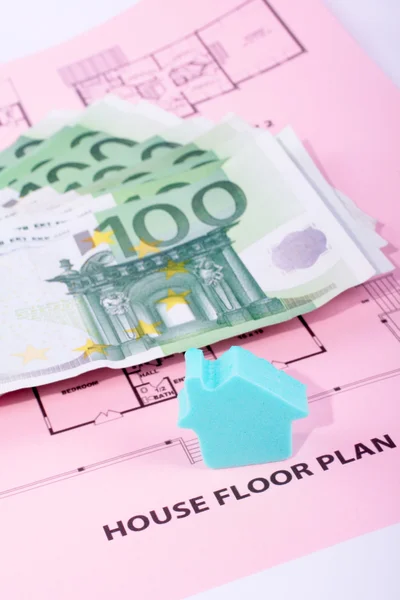 Ev ve ev planı üzerinde para — Stok fotoğraf