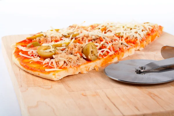 Ayrıntı İtalyan dilim pizza ve kesici — Stok fotoğraf