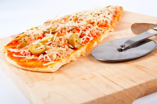Ayrıntı İtalyan dilim pizza ve kesici — Stok fotoğraf