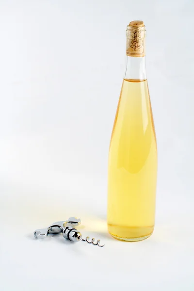 Korkskruv och flaska vin — Stockfoto