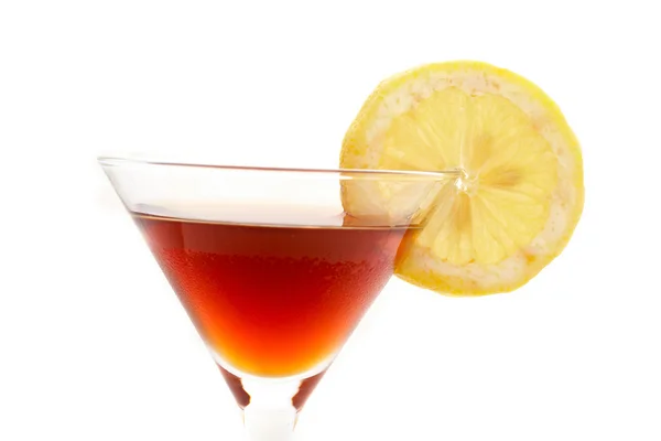 Detalle de cóctel rojo con limón — Foto de Stock