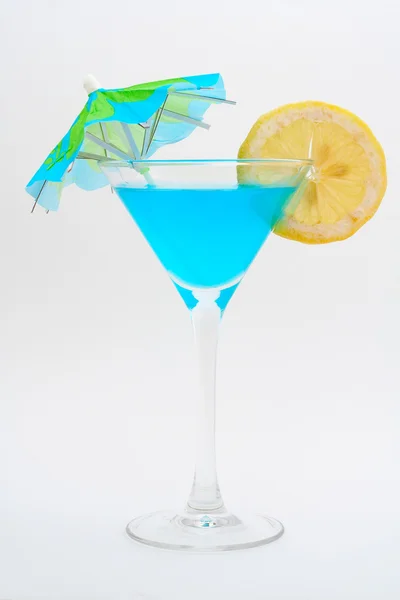Detalhe do coquetel azul com limão e guarda-chuva — Fotografia de Stock
