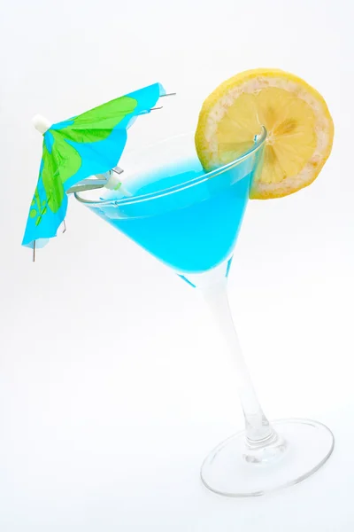 Blå cocktail med citron och paraply — Stockfoto