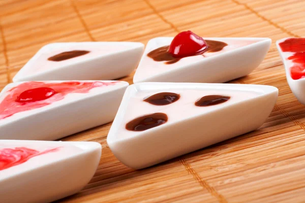 Десерти кремового кольору в бамбуковому килимку — стокове фото