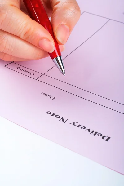Escribir nota de entrega en blanco con pluma — Foto de Stock