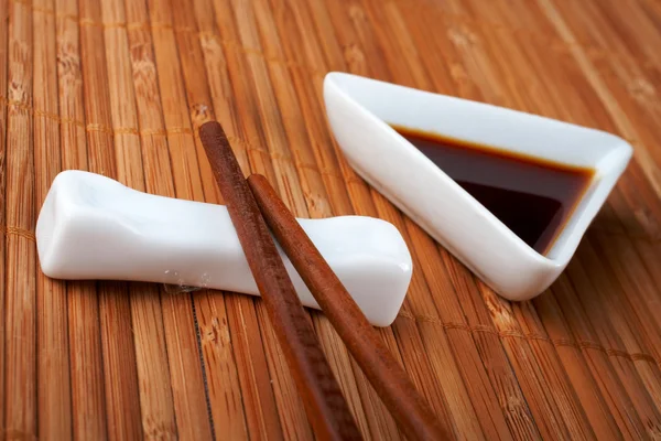 Ett par asiatiska ätpinnar och sojasås — Stockfoto