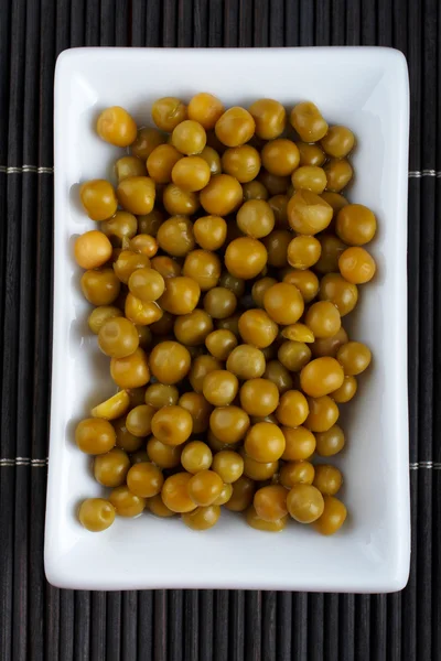 竹マットのエンドウ豆 — ストック写真